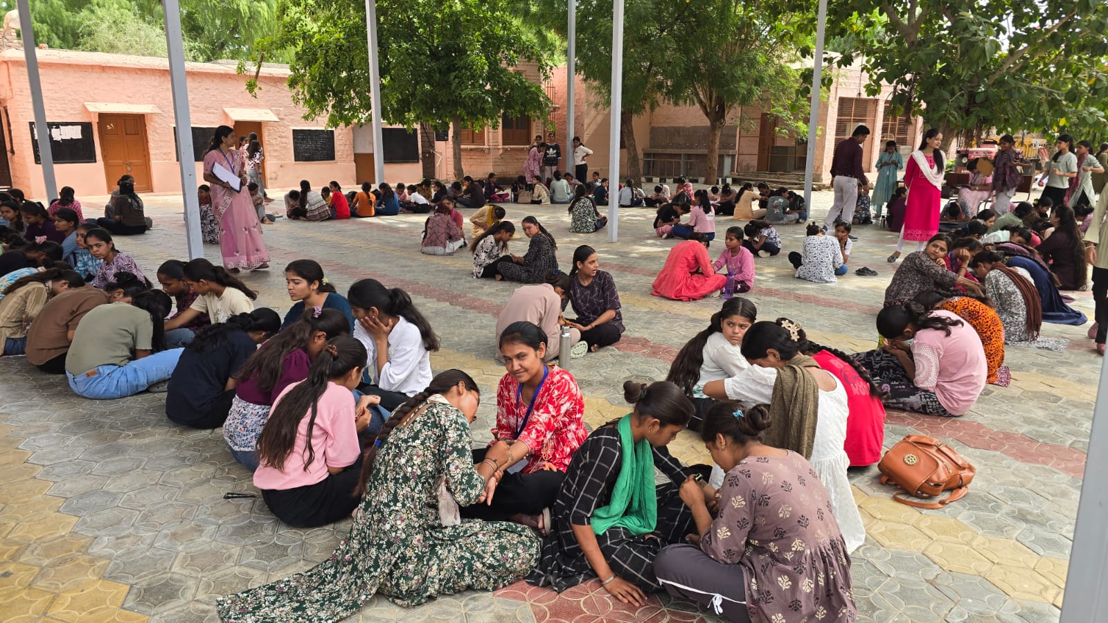 Massive Mehndi (Henna Art) Courtyard Workshop